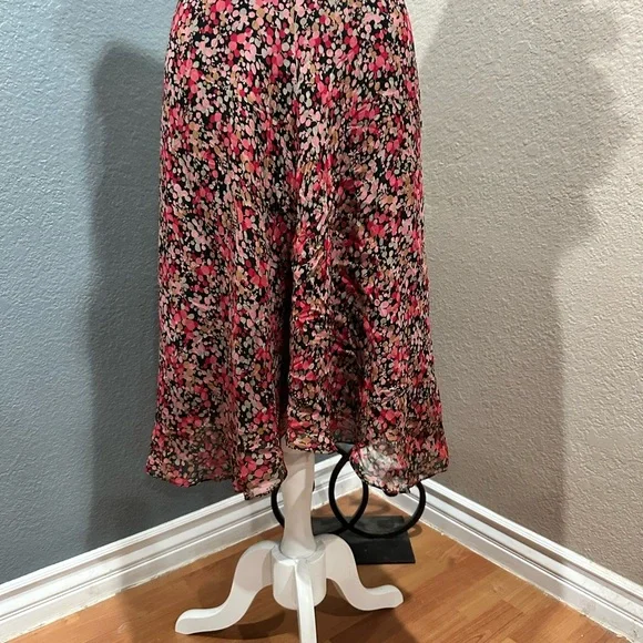 BCBG  100% silk dress. Size 2. Wedding guest, Spring, dainty floral, femme-girly - Picture 5 of 10